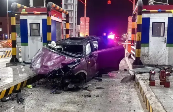 焦点平台：一司机打瞌睡开“自动驾驶”：撞向收费站安全岛致整车报废